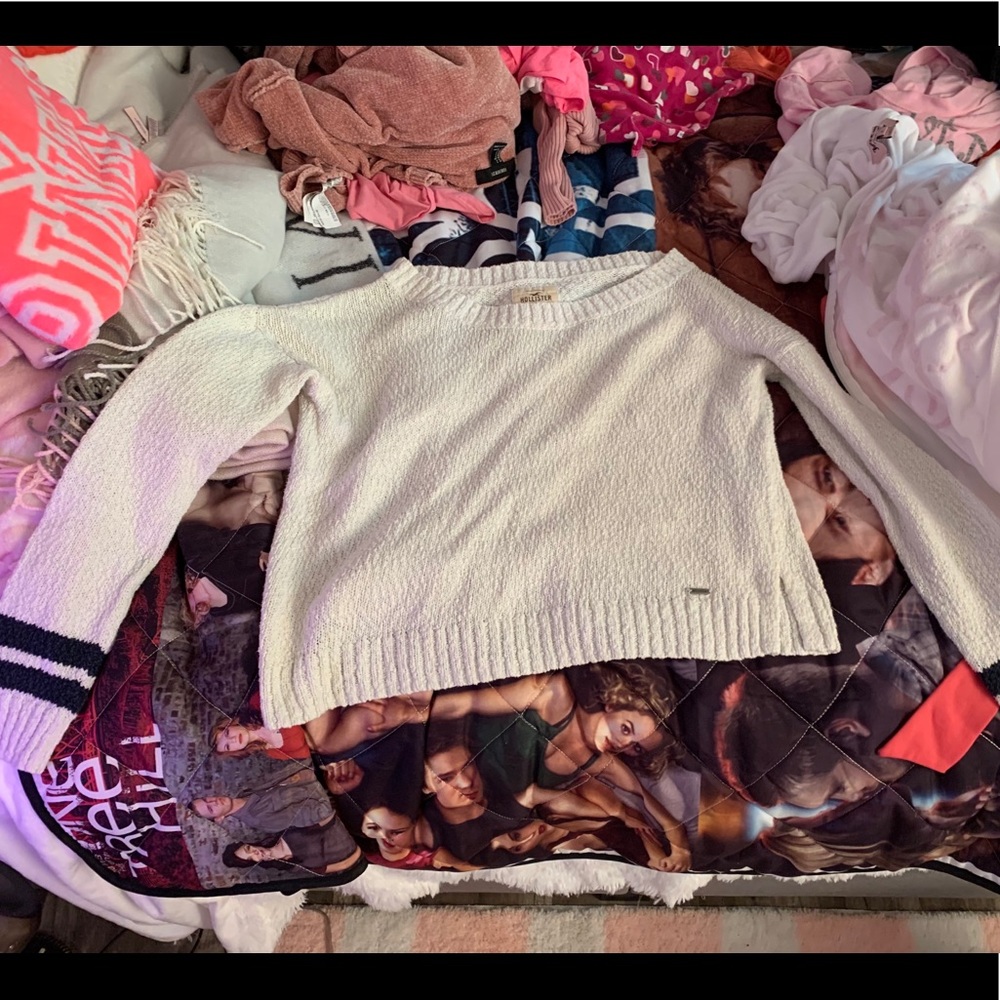 White hollister crew neck sweater